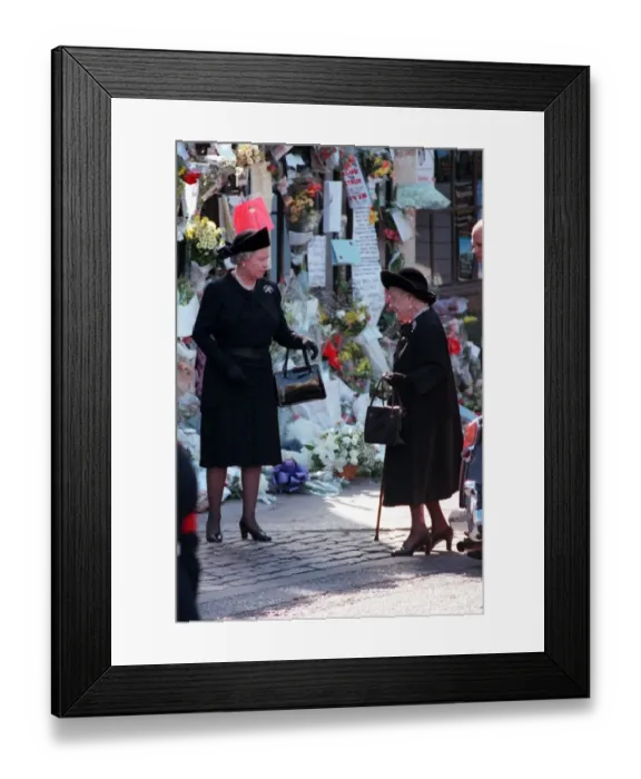 Framed Print : PRINCESS DIANA FUNERAL 6TH SEPTEMBER 1997 QUEEN ELIZABETH II AND THE QUEEN MOTHER