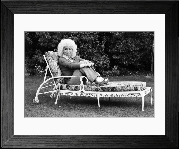 Framed Print : Actress Barbara Windsor at home. 19th October 1980 Framed Print : Actress Barbara Windsor at home. 19th October 1980