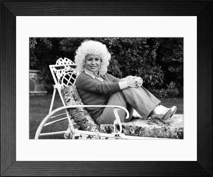 Framed Print : Actress Barbara Windsor at home. 19th October 1980 Framed Print : Actress Barbara Windsor at home. 19th October 1980