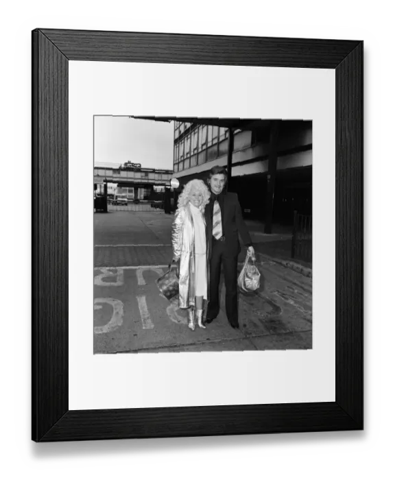 Framed Print : Barbara Windsor and her husband Ronnie Knight arriving at Heathrow Airport from Australia Framed Print : Barbara Windsor and her husband Ronnie Knight arriving at Heathrow Airport from Australia