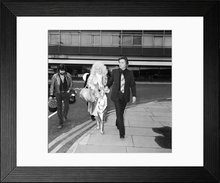 Framed Print : Barbara Windsor and her husband Ronnie Knight arriving at Heathrow Airport from Australia