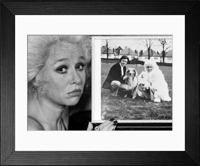 Framed Print : Actress Barbara Windsor at home. 19th October 1980