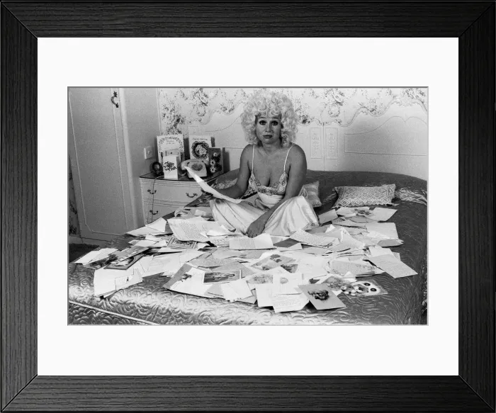 Framed Print : Actress Barbara Windsor at home. 19th October 1980 Framed Print : Actress Barbara Windsor at home. 19th October 1980