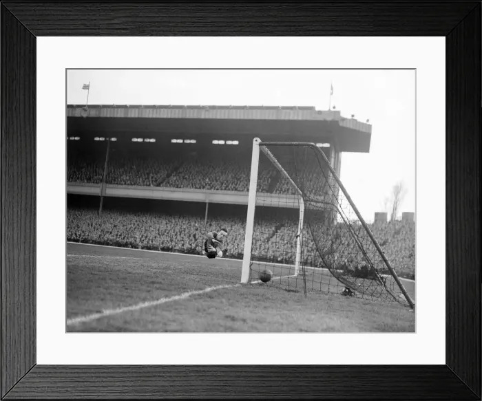 Framed Print : Arsenal v Newcastle United, League Division One, Highbury. Final score 1-1 Framed Print : Arsenal v Newcastle United, League Division One, Highbury. Final score 1-1