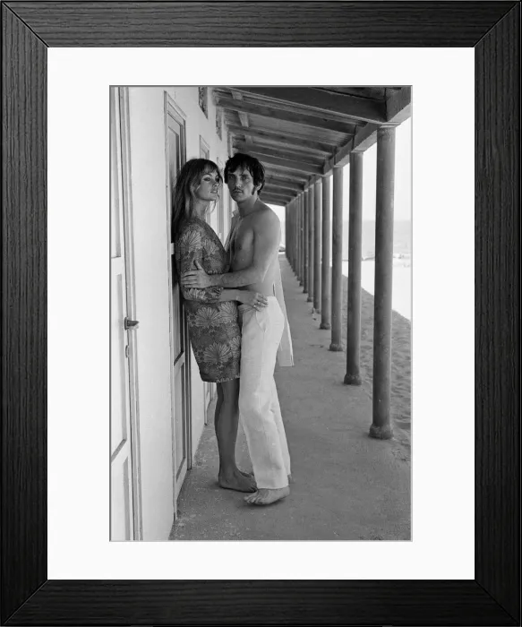 Framed Print : Jean Shrimpton and Terence Stamp in Italy. August 1966 Framed Print : Jean Shrimpton and Terence Stamp in Italy. August 1966