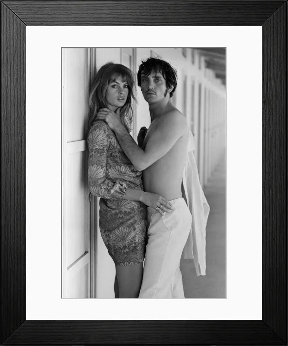 Framed Print : Jean Shrimpton and Terence Stamp in Italy. August 1966 Framed Print : Jean Shrimpton and Terence Stamp in Italy. August 1966