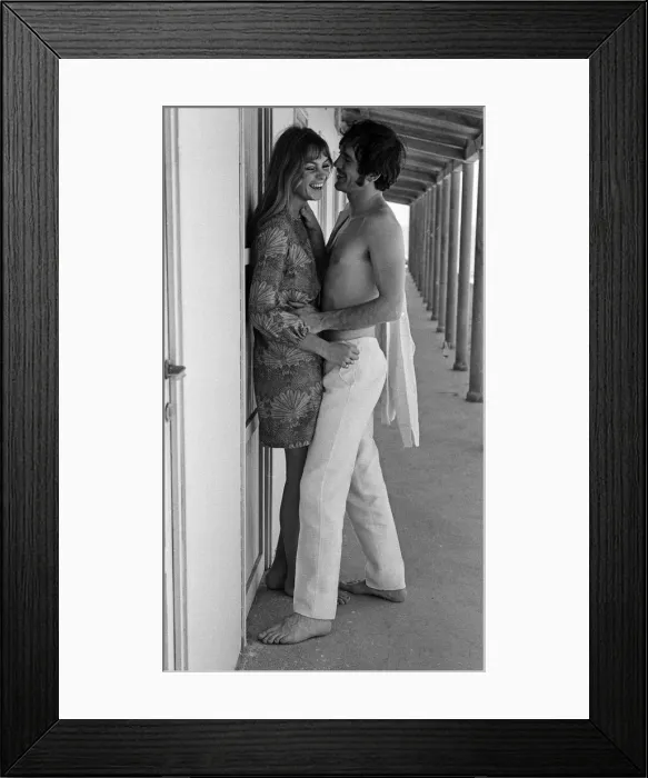 Framed Print : Jean Shrimpton and Terence Stamp in Italy. August 1966 Framed Print : Jean Shrimpton and Terence Stamp in Italy. August 1966