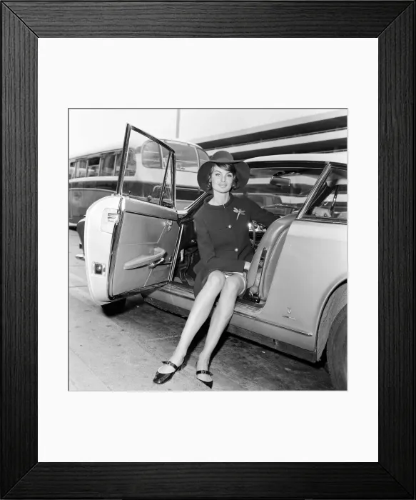 Framed Print : Top model Jean Shrimpton was on the move again when she flew off to New York Framed Print : Top model Jean Shrimpton was on the move again when she flew off to New York