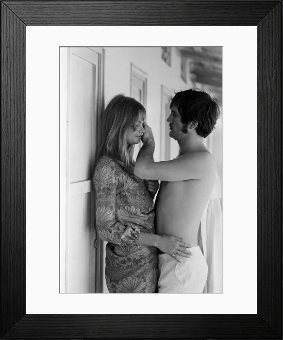 Framed Print : Jean Shrimpton and Terence Stamp in Italy. August 1966 Framed Print : Jean Shrimpton and Terence Stamp in Italy. August 1966