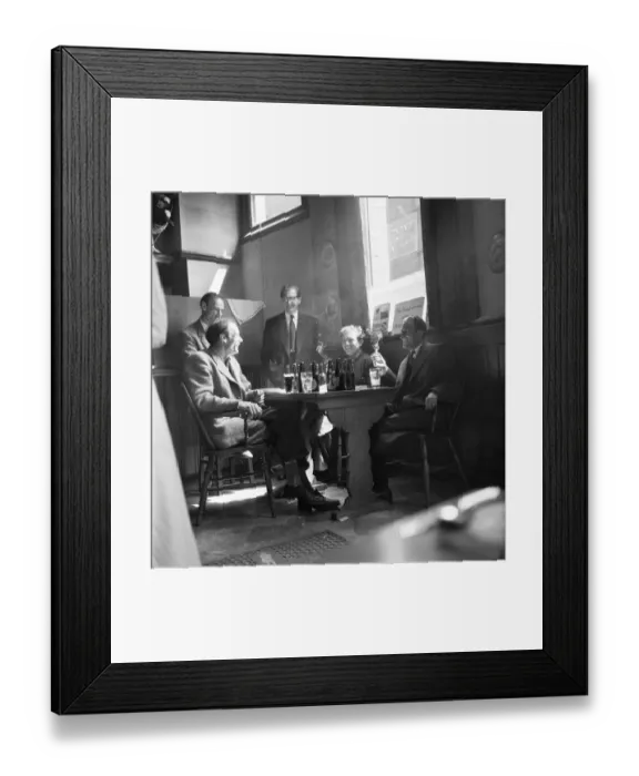 Framed Print : Lunch hour session in the Globe public house at Boro Market near Southwark Cathedral Framed Print : Lunch hour session in the Globe public house at Boro Market near Southwark Cathedral