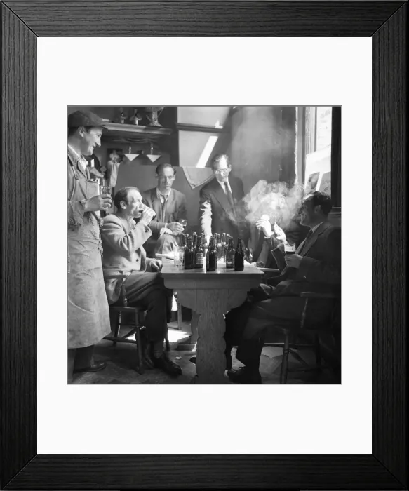 Framed Print : Lunch hour session in the Globe public house at Boro Market near Southwark Cathedral Framed Print : Lunch hour session in the Globe public house at Boro Market near Southwark Cathedral
