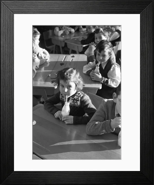 Framed Print : Pupils at South Mead School, Southfield, Wimbledon having their morning milk before play Framed Print : Pupils at South Mead School, Southfield, Wimbledon having their morning milk before play