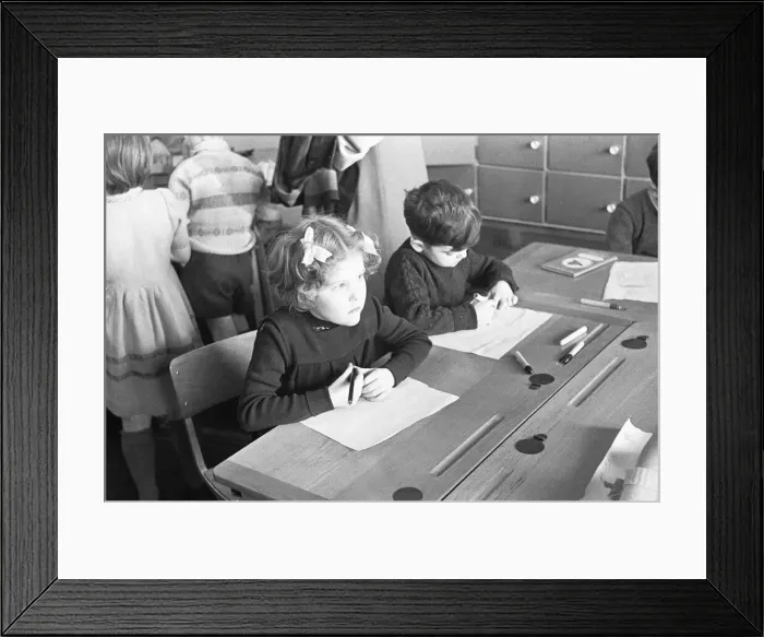Framed Print : Pupils at South Mead School, Southfield, Wimbledon during an art lesson Framed Print : Pupils at South Mead School, Southfield, Wimbledon during an art lesson