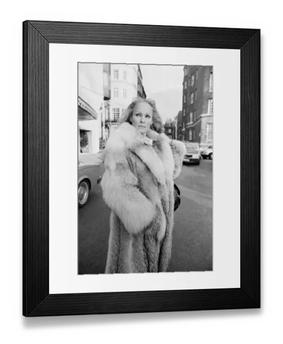Framed Print : Ursula Andress, Swiss film actress, pictured outside her hotel, The Dorchester in London