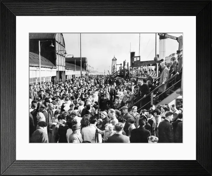 Framed Print : Busy scenes at Liverpool Landing stage as passengers queue for the ferries to New Framed Print : Busy scenes at Liverpool Landing stage as passengers queue for the ferries to New