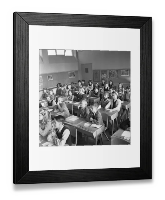Framed Print : Overcrowded classes at the Mardyke Primary School in South Ockendon