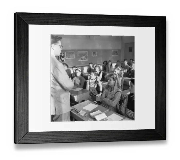 Framed Print : Overcrowded classes at the Mardyke Primary School in South Ockendon