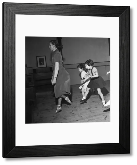 Framed Print : Baby classes and young children who have their ballet lessons at the Rambert School in Framed Print : Baby classes and young children who have their ballet lessons at the Rambert School in