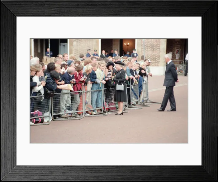 Framed Print : Queen Elizabeth II at St Jamess Palace to pay her respects to Princess Diana Framed Print : Queen Elizabeth II at St Jamess Palace to pay her respects to Princess Diana