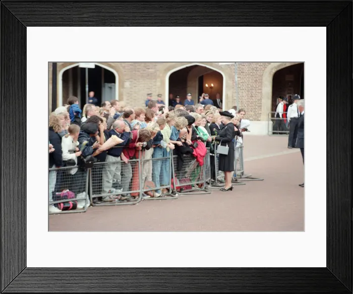 Framed Print : Queen Elizabeth II at St Jamess Palace to pay her respects to Princess Diana