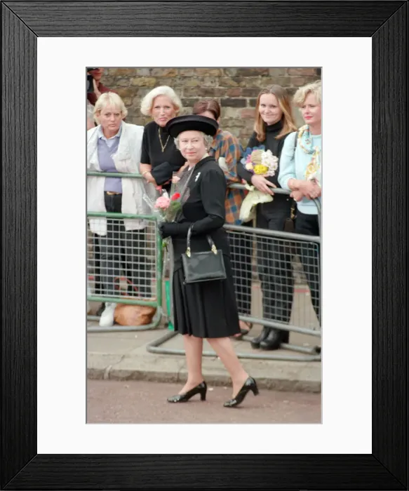 Framed Print : Queen Elizabeth II at St Jamess Palace to pay her respects to Princess Diana