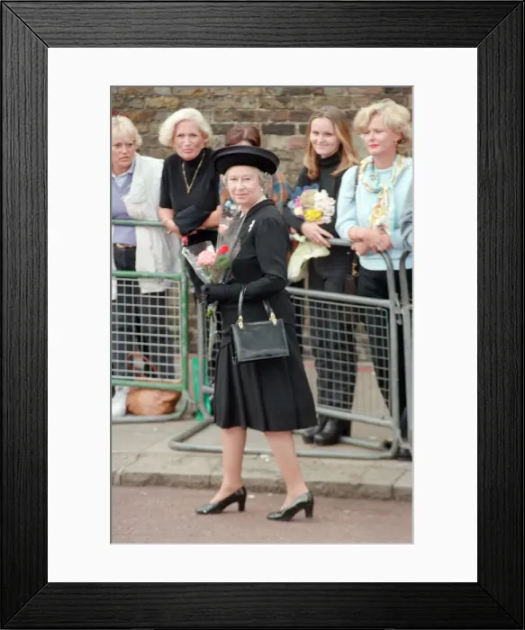 Framed Print : Queen Elizabeth II at St Jamess Palace to pay her respects to Princess Diana Framed Print : Queen Elizabeth II at St Jamess Palace to pay her respects to Princess Diana