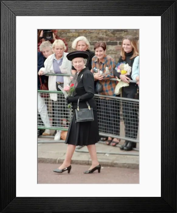 Framed Print : Queen Elizabeth II at St Jamess Palace to pay her respects to Princess Diana Framed Print : Queen Elizabeth II at St Jamess Palace to pay her respects to Princess Diana