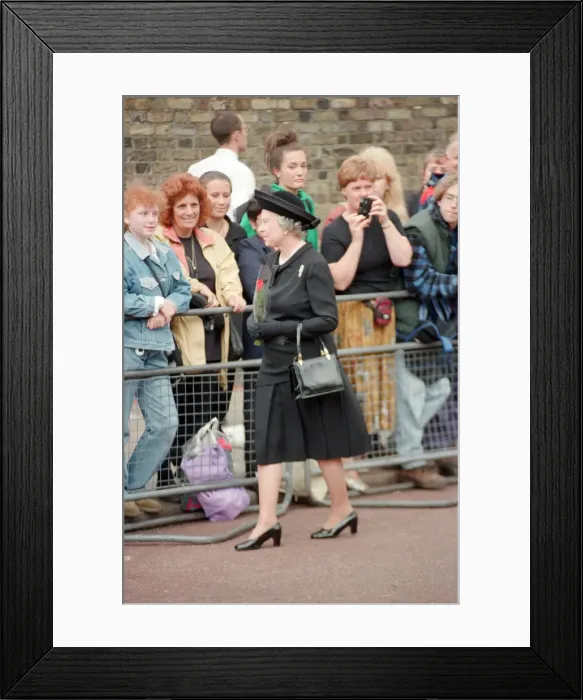 Framed Print : Queen Elizabeth II at St Jamess Palace to pay her respects to Princess Diana Framed Print : Queen Elizabeth II at St Jamess Palace to pay her respects to Princess Diana