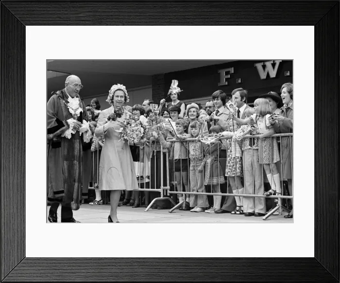 Framed Print : Queen Elizabeth II during her visit to Solihull, the West Midlands for her Silver Jubilee