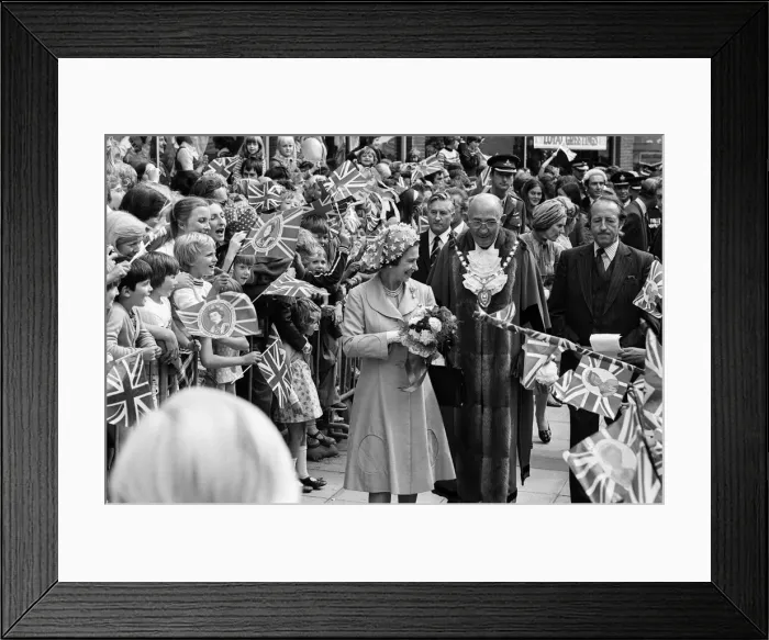 Framed Print : Queen Elizabeth II during her visit to Solihull, the West Midlands for her Silver Jubilee