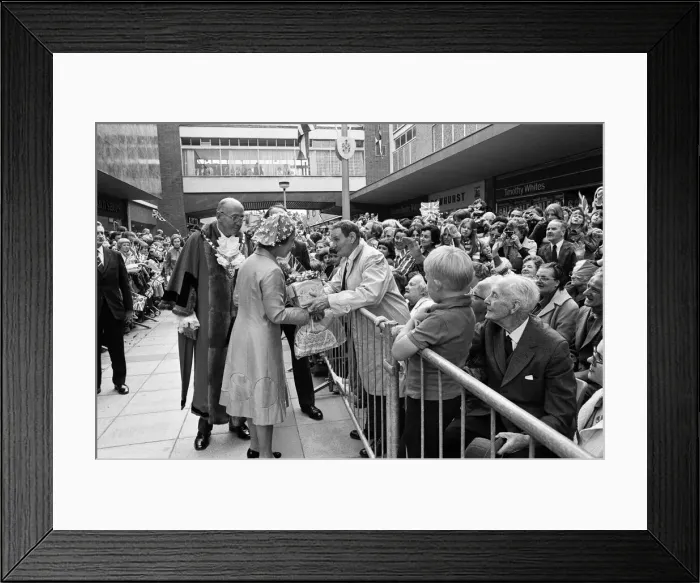 Framed Print : Queen Elizabeth II during her visit to Solihull, the West Midlands for her Silver Jubilee Framed Print : Queen Elizabeth II during her visit to Solihull, the West Midlands for her Silver Jubilee