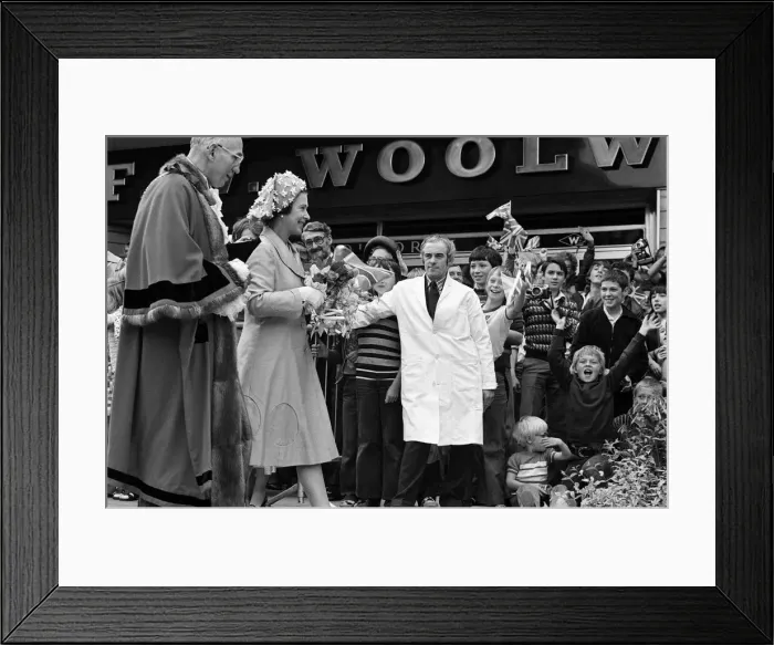 Framed Print : Queen Elizabeth II during her visit to Solihull, the West Midlands for her Silver Jubilee Framed Print : Queen Elizabeth II during her visit to Solihull, the West Midlands for her Silver Jubilee