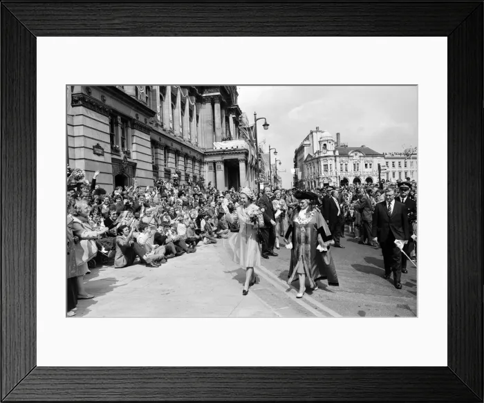 Framed Print : Queen Elizabeth II visiting Birmingham during her Silver Jubilee tour. West Midlands Framed Print : Queen Elizabeth II visiting Birmingham during her Silver Jubilee tour. West Midlands