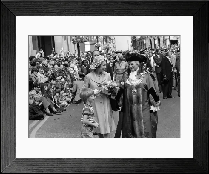 Framed Print : Queen Elizabeth II visiting Birmingham during her Silver Jubilee tour. West Midlands Framed Print : Queen Elizabeth II visiting Birmingham during her Silver Jubilee tour. West Midlands