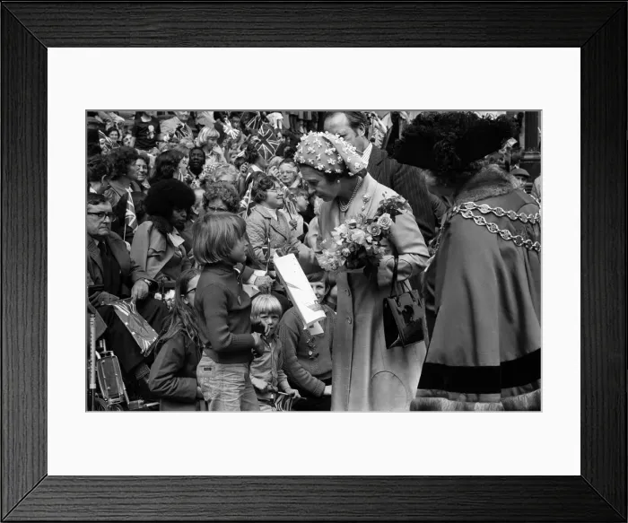 Framed Print : Queen Elizabeth II visiting Birmingham during her Silver Jubilee tour. West Midlands