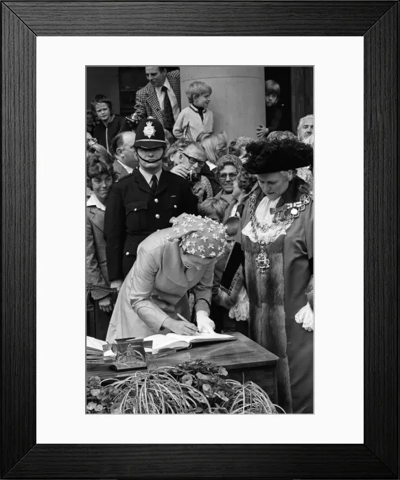 Framed Print : Queen Elizabeth II visiting Birmingham during her Silver Jubilee tour. West Midlands Framed Print : Queen Elizabeth II visiting Birmingham during her Silver Jubilee tour. West Midlands