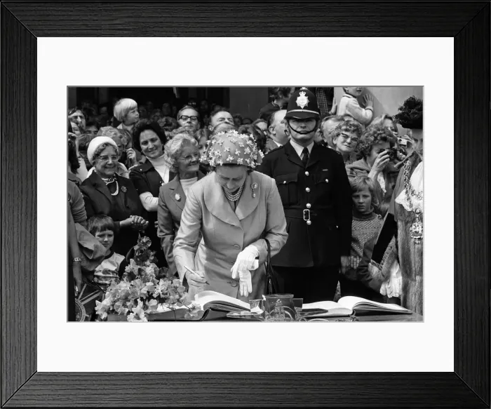 Framed Print : Queen Elizabeth II visiting Birmingham during her Silver Jubilee tour. West Midlands