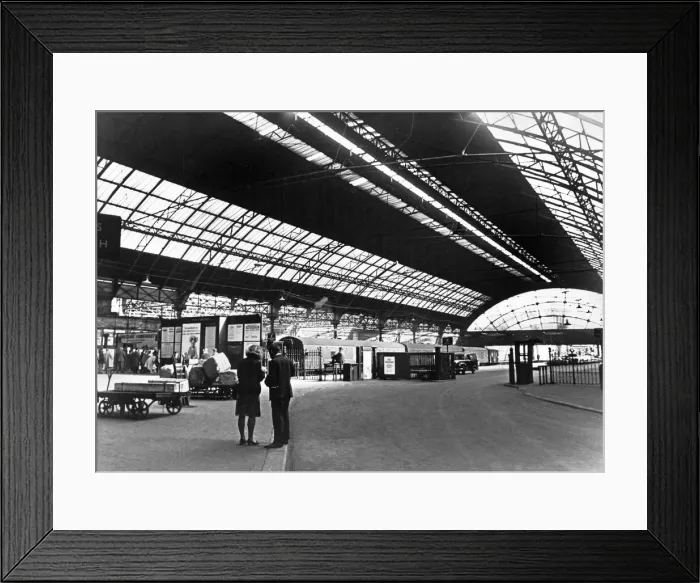 Framed Print : Interior view of Central station in central Liverpool. 30th March 1965