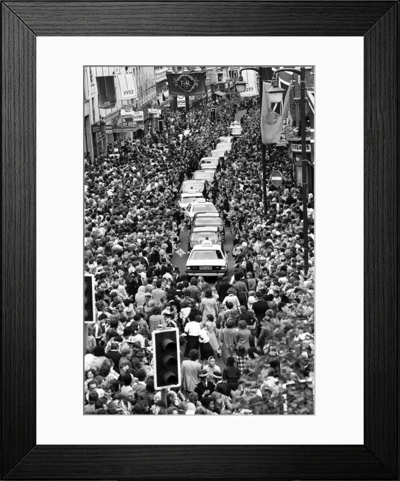 Framed Print : Queen Elizabeth II during her visit to Birmingham during her Silver Jubilee tour Framed Print : Queen Elizabeth II during her visit to Birmingham during her Silver Jubilee tour