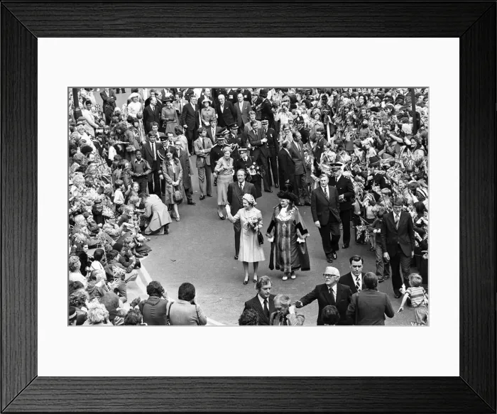 Framed Print : Queen Elizabeth II during her visit to Birmingham during her Silver Jubilee tour Framed Print : Queen Elizabeth II during her visit to Birmingham during her Silver Jubilee tour