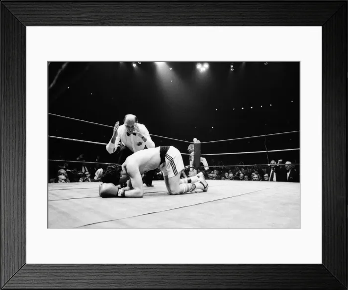 Framed Print : Barry McGuigan vs Esteban Eguia at the Royal Albert Hall, Kensington, London Framed Print : Barry McGuigan vs Esteban Eguia at the Royal Albert Hall, Kensington, London
