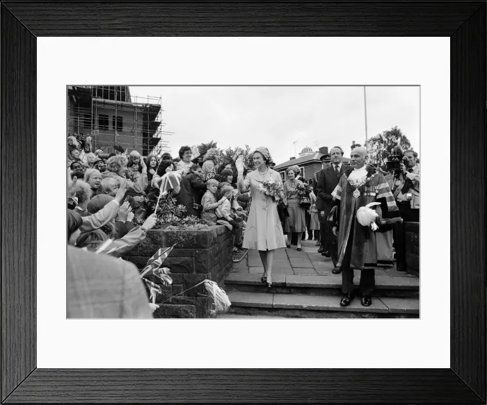 Framed Print : Queen Elizabeth II visiting Dudley during her Silver Jubilee tour. West Midlands