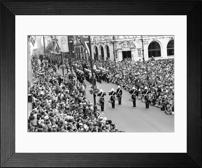 Framed Print : Queen Elizabeth II during her visit to Birmingham during her Silver Jubilee tour Framed Print : Queen Elizabeth II during her visit to Birmingham during her Silver Jubilee tour