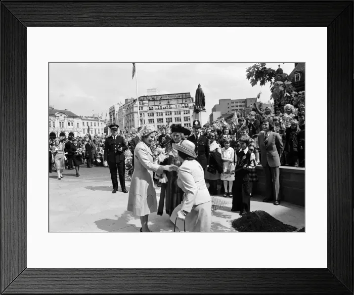 Framed Print : Queen Elizabeth II visiting Birmingham during her Silver Jubilee tour. West Midlands Framed Print : Queen Elizabeth II visiting Birmingham during her Silver Jubilee tour. West Midlands