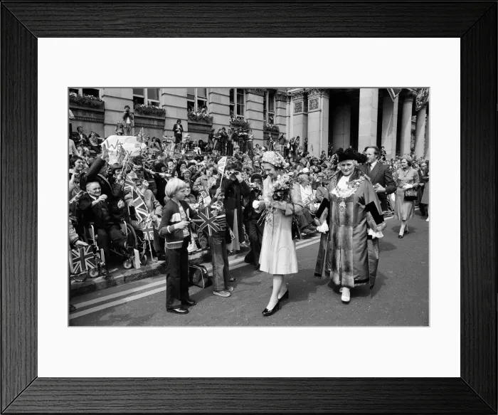Framed Print : Queen Elizabeth II visiting Birmingham during her Silver Jubilee tour. West Midlands