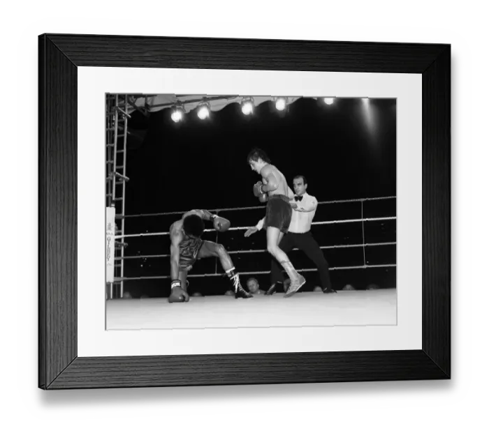 Framed Print : Barry McGuigan vs Eusebio Pedroza at Queens Park Rangers football stadium, Loftus Road