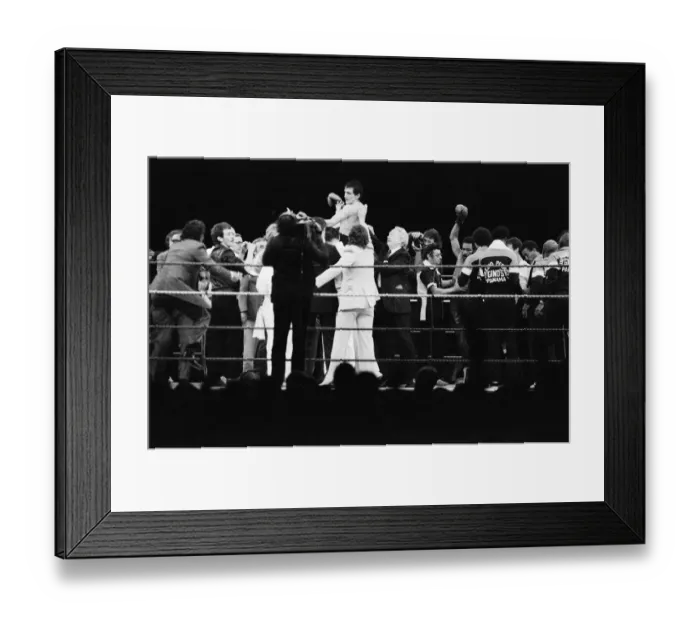 Framed Print : Barry McGuigan vs Eusebio Pedroza at Queens Park Rangers football stadium, Loftus Road