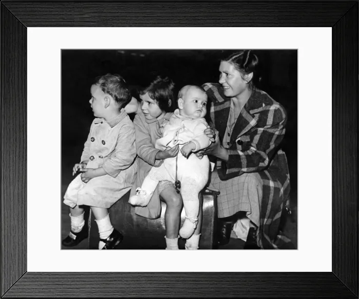 Framed Print : The Wilson family arrive back in London after being evacuated to South Wales Framed Print : The Wilson family arrive back in London after being evacuated to South Wales