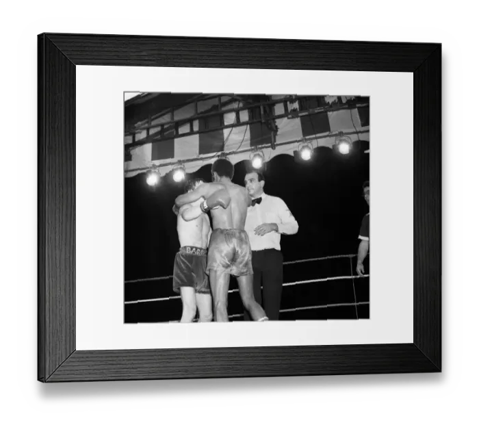 Framed Print : Barry McGuigan vs Eusebio Pedroza at Queens Park Rangers football stadium, Loftus Road