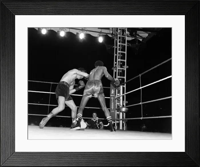 Framed Print : Barry McGuigan vs Eusebio Pedroza at Queens Park Rangers football stadium, Loftus Road